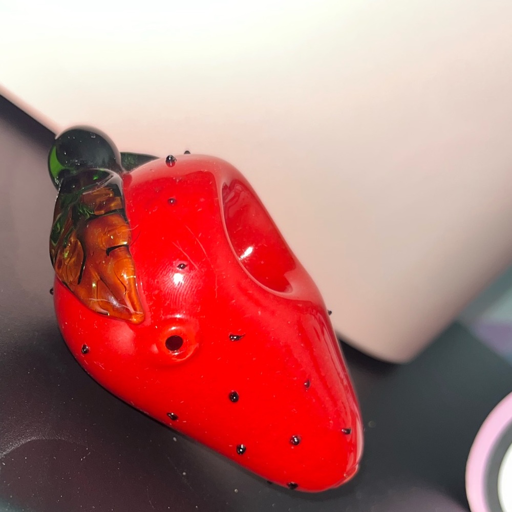 Strawberry flower “vase” - Picture 1 of 4